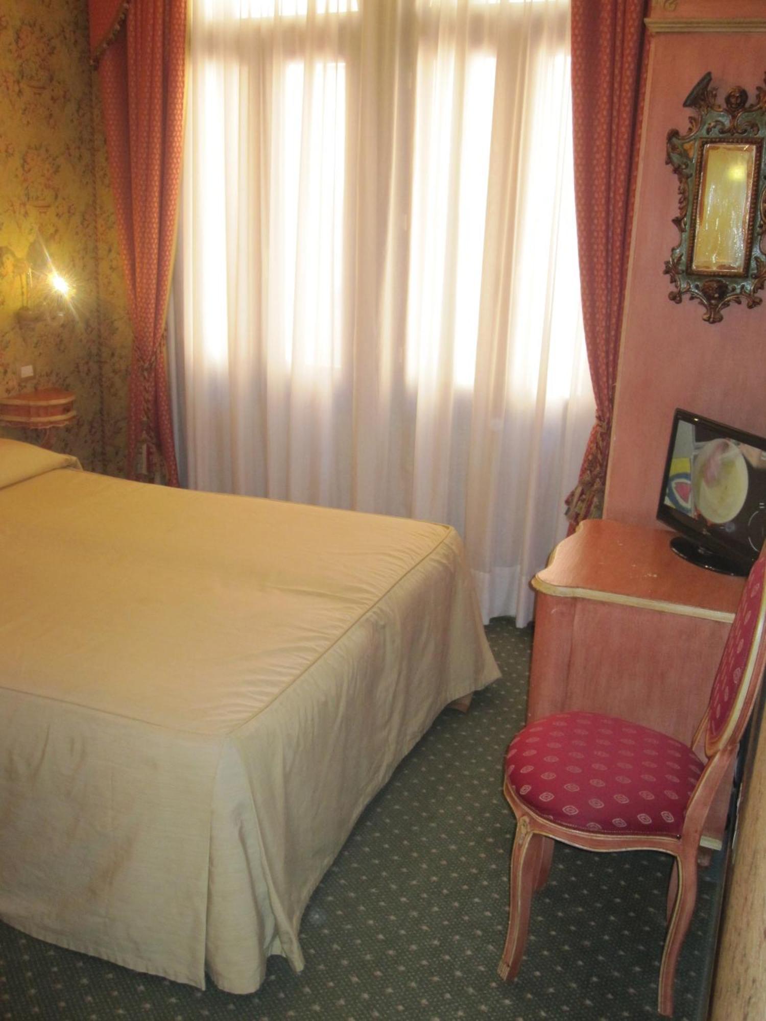Small Double or Twin Room,685661475:JPEG